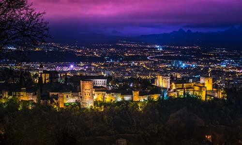 Granada Guide - Magisk panorama av historiska Granada på natten