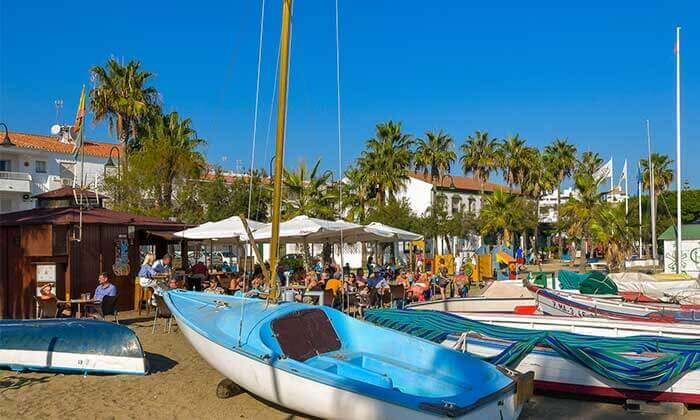 La Cala de Mijas Guide - Den blomstrande La Cala de Mijas strandpromenaden är belägen med restauranger, barer och kaféer
