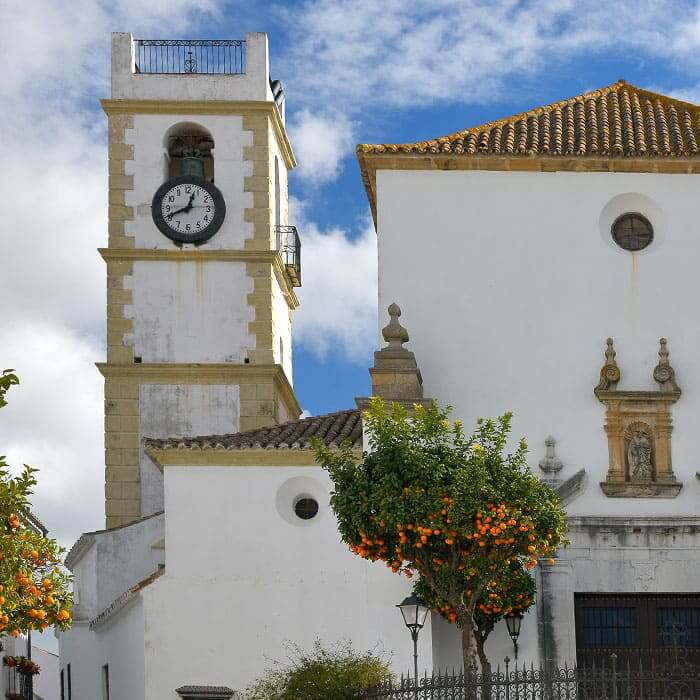 San Roque Guide - Klassisk by atmosfär ... Iglesia de Santa María La Coronada och San Roque