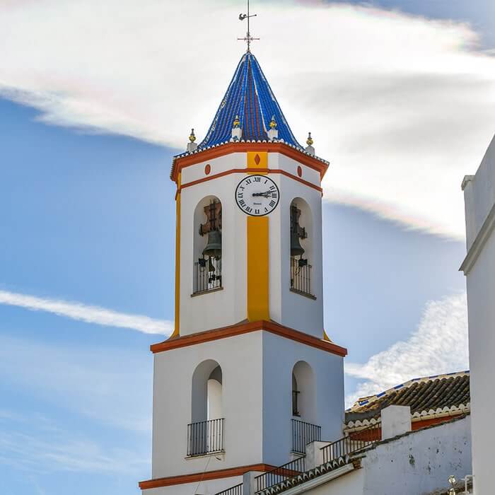 Nuestra Señora de la Encarnación kyrka ... som stiger majestät över Yunquera centrum
