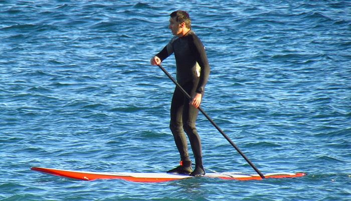 Paddla surfing nära stranden av Costa del Sol